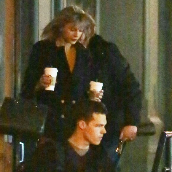 Taylor Swift sort de chez elle avec son père Scott et son frère Austin à New York, le 1er janvier 2015.
