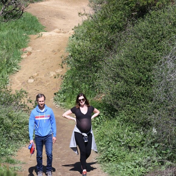 Anne Hathaway, enceinte, se promène avec son mari Adam Shulman et ses chiens à Los Angeles le 12 Mars 2016.