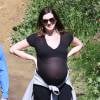 Anne Hathaway, enceinte, se promène avec son mari Adam Shulman et ses chiens à Los Angeles le 12 Mars 2016.