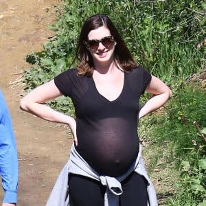 Anne Hathaway, enceinte, se promène avec son mari Adam Shulman et ses chiens à Los Angeles le 12 Mars 2016.