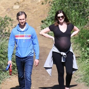 Anne Hathaway, enceinte, se promène avec son mari Adam Shulman et ses chiens à Los Angeles le 12 Mars 2016.