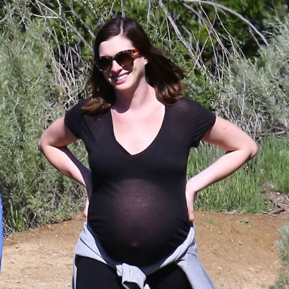 Anne Hathaway, enceinte, se promène avec son mari Adam Shulman et ses chiens à Los Angeles le 12 Mars 2016.