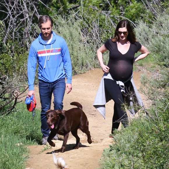 Anne Hathaway, enceinte, se promène avec son mari Adam Shulman et ses chiens à Los Angeles le 12 Mars 2016.