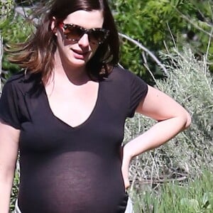 Anne Hathaway, très enceinte, se promène à Los Angeles le 12 Mars 2016.