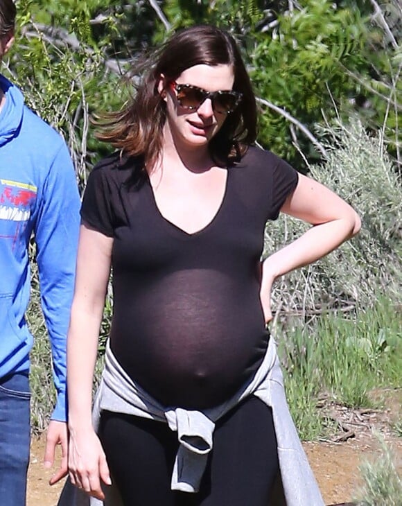 Anne Hathaway, très enceinte, se promène à Los Angeles le 12 Mars 2016.