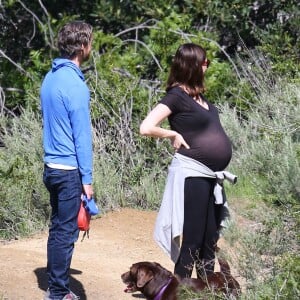 Anne Hathaway, enceinte, se promène avec son mari Adam Shulman et ses chiens à Los Angeles le 12 Mars 2016.