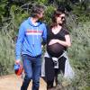 Anne Hathaway, la main sur son imposant ventre rond, se promène avec son mari Adam Shulman et leurs chiens à Los Angeles le 12 Mars 2016.