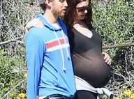 Anne Hathaway très enceinte : Sourires dans la douleur au bras de son chéri