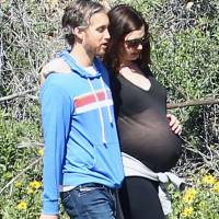 Anne Hathaway très enceinte : Sourires dans la douleur au bras de son chéri