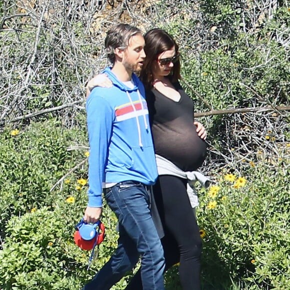 Anne Hathaway, enceinte, se promène avec son mari Adam Shulman et ses chiens à Los Angeles le 12 Mars 2016.