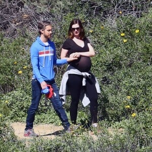 Anne Hathaway, enceinte, se promène avec son mari Adam Shulman et ses chiens à Los Angeles le 12 Mars 2016.