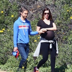 Anne Hathaway, enceinte, se promène avec son mari Adam Shulman et ses chiens à Los Angeles le 12 Mars 2016.