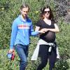 Anne Hathaway se promène avec son mari Adam Shulman et ses chiens à Los Angeles le 12 Mars 2016.