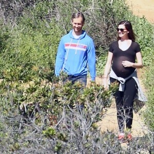 Anne Hathaway, enceinte, se promène avec son mari Adam Shulman et ses chiens à Los Angeles le 12 Mars 2016.