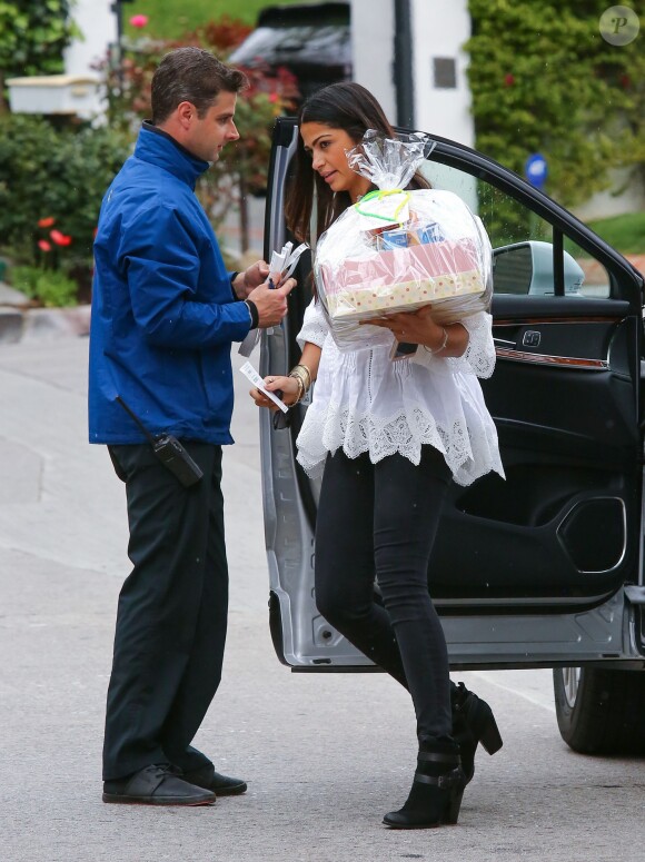 Exclusif - Camila Alves - Anne Hathaway, enceinte, a invité des amis pour sa baby shower à Hollywood, le 5 mars 2016. Camila Alves porte un cadeau avec la lettre G dessus.