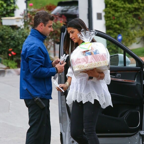 Exclusif - Camila Alves - Anne Hathaway, enceinte, a invité des amis pour sa baby shower à Hollywood, le 5 mars 2016. Camila Alves porte un cadeau avec la lettre G dessus.