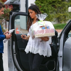 Exclusif - Camila Alves - Anne Hathaway, enceinte, a invité des amis pour sa baby shower à Hollywood, le 5 mars 2016. Camila Alves porte un cadeau avec la lettre G dessus.