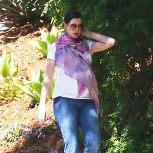 Exclusif - Anne Hathaway, très enceinte, cache son ventre avec un foulard à Los Angeles le 1er mars 2016.