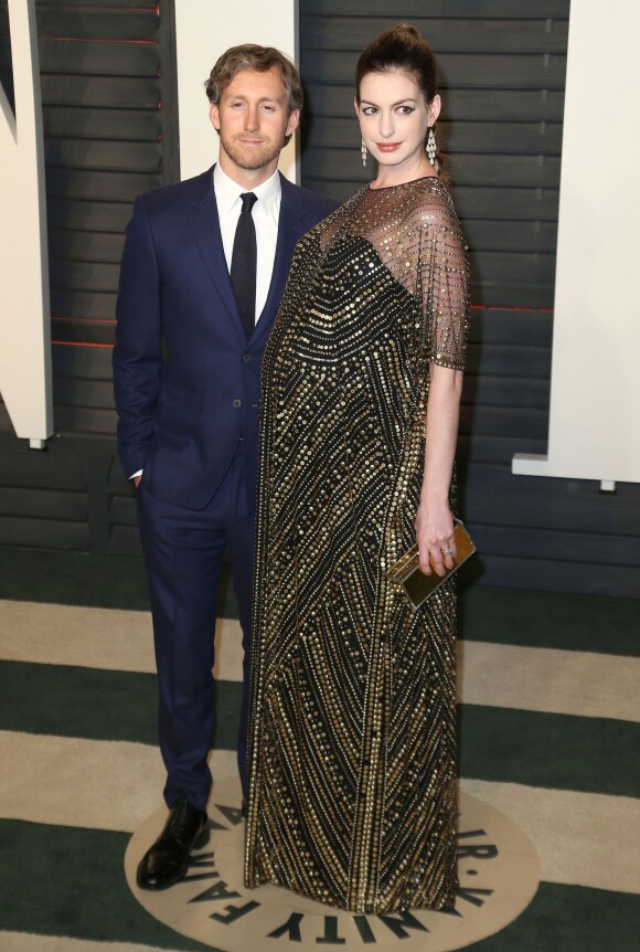 Adam Shulman et sa femme Anne Hathaway (enceinte) - People à la soirée "Vanity Fair Oscar Party" après la 88e cérémonie des Oscars à Hollywood, le 28 février 2016.