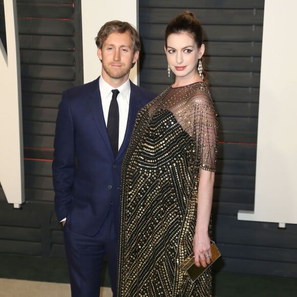 Adam Shulman et sa femme Anne Hathaway (enceinte) - People à la soirée "Vanity Fair Oscar Party" après la 88e cérémonie des Oscars à Hollywood, le 28 février 2016.