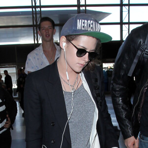Kristen Stewart prend un vol à l'aéroport de Los Angeles, le 13 janvier 2016.