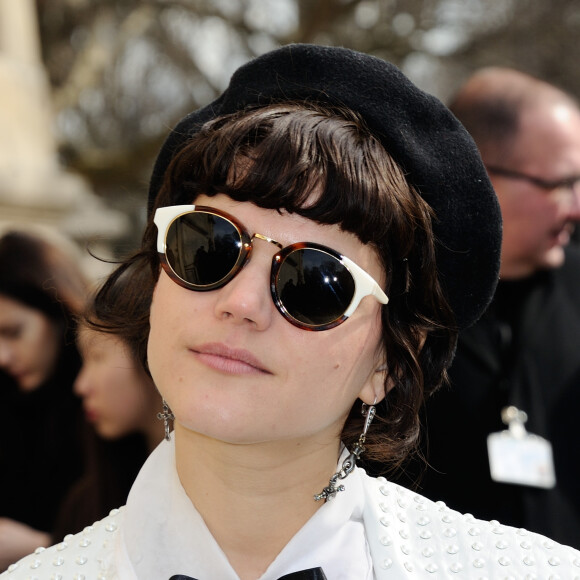 La prétendue girlfriend de Kristen Stewart, Soko, au défilé de mode prêt-à-porter automne-hiver 2016/2017 "Chanel" au Grand Palais à Paris le 8 mars 2016.