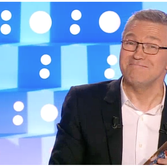 Axelle Red dans "On n'est pas couché "sur France 2, le 12 mars 2016. La chanteuse a fait face à Yann Moix qui a relevé de nombreuses fautes d'orthographe dans le livret de son nouvel album.