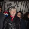 Le chanteur Renaud (Renaud Séchan) participe à un rassemblement spontané en hommage aux victimes des attentats de Charlie Hebdo Place de la République, à Paris, le 7 janvier 2016, scandant le slogan "même pas peur" un an jour pour jour après l'attaque terroriste.
