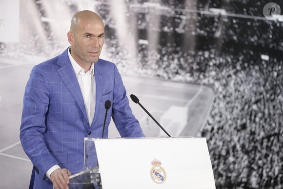 Zinedine Zidane devient l'entraineur du Real de Madrid et remplace ainsi Rafael Benítez lors d'une cérémonie au Stade Santiago Bernabéu à Madrid le 4 janvier 2016.