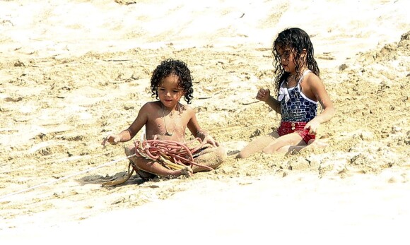 Exclusif - Mariah Carey profite d'une belle journée ensoleillée avec ses enfants Monroe et Moroccan sur une plage des Caraïbes, le 6 janvier 2016