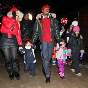 Mariah Carey, son mari Nick Cannon et leurs jumeaux Moroccan et Monroe sortent se promener a Aspen, le 23 decembre 2013 ou ils passent quelques jours.