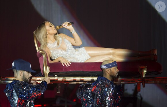 Mariah Carey sur scène à Glasgow dans le cadre de son Sweet Sweet Fantasy Tour, le 15 mars 2016.