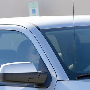 Shia Labeouf va chercher sa petite-amie Mia Goth en voiture à Sherman Oaks, le 16 novembre 2015.