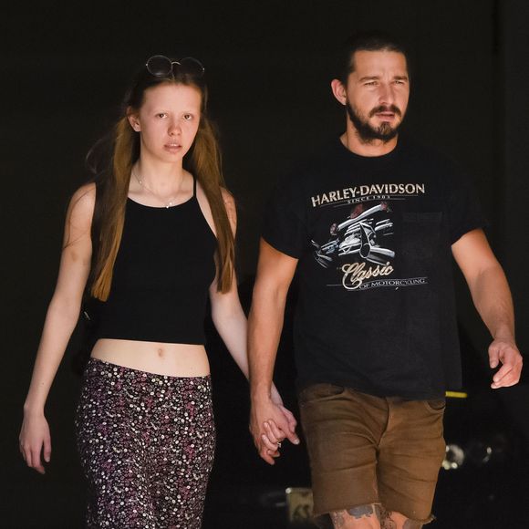 Exclusif - Shia LaBeouf et sa petite amie Mia Goth se promènent, main dans la main, à la sortie du restaurant ‘Mendocino Farms' à Sherman Oaks, le 13 octobre 2015