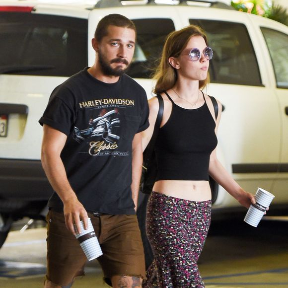 Exclusif - Shia LaBeouf et sa petite amie Mia Goth se promènent, main dans la main, à la sortie du restaurant ‘Mendocino Farms' à Sherman Oaks, le 13 octobre 2015