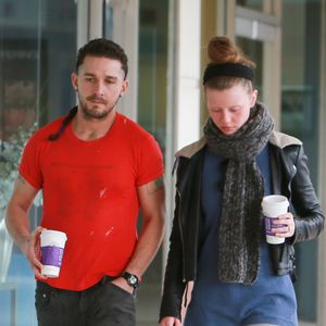 Shia LaBeouf qui porte un piercing sur l'arcade, une queue de cheval et les tempes rasées, se promène avec sa petite amie Mia Goth à Studio City le 28 février 2015.