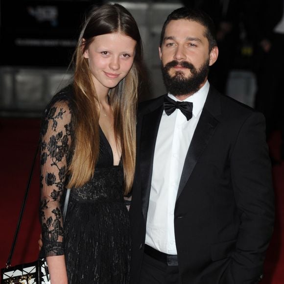 Shia LaBeouf et sa petite-amie Mia Goth - Arrivée des people à la première du film "Fury" lors de la cérémonie de clôture du 58e BFI London Film Festival à Londres, le 19 octobre 2014.