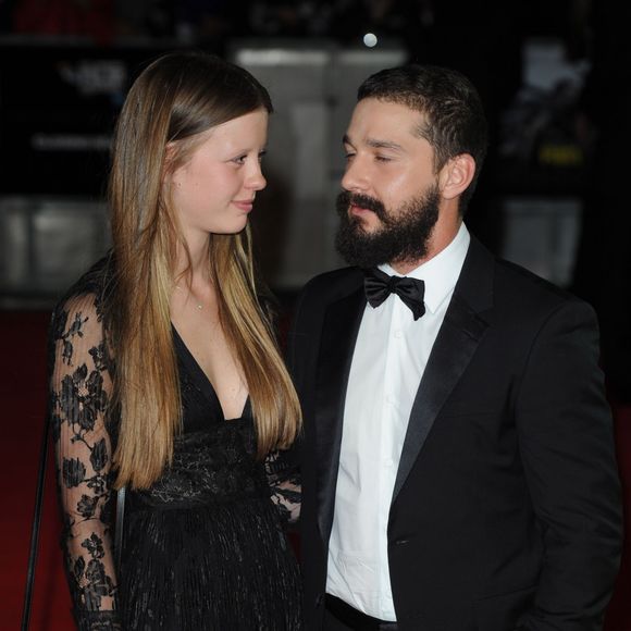 Shia LaBeouf et sa petite-amie Mia Goth - Arrivée des people à la première du film "Fury" lors de la cérémonie de clôture du 58e BFI London Film Festival à Londres, le 19 octobre 2014.