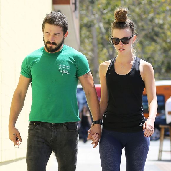 Shia LaBeouf et sa petite amie Mia Goth se baladent dans les rues de Los Angeles, le 22 août 2014.