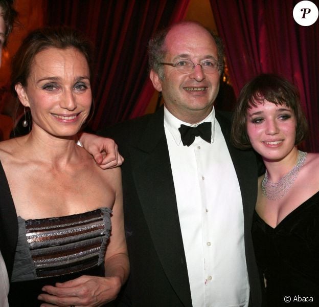 Kristin Scott Thomas, son ex-mari François Olivennes avec leur fille Hannah au bal des débutantes à Paris le 25 novembre 2006