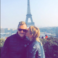 Amélie Neten et Philippe amoureux au milieu des touristes, devant la tour Eiffel