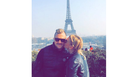 Amélie Neten et Philippe amoureux au milieu des touristes, devant la tour Eiffel