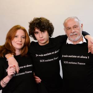Exclusif - Francis Perrin, sa femme Gersende et leur fils Louis atteint d'autisme, à Paris, le 7 et 8 février 2016. © Rachid Bellak