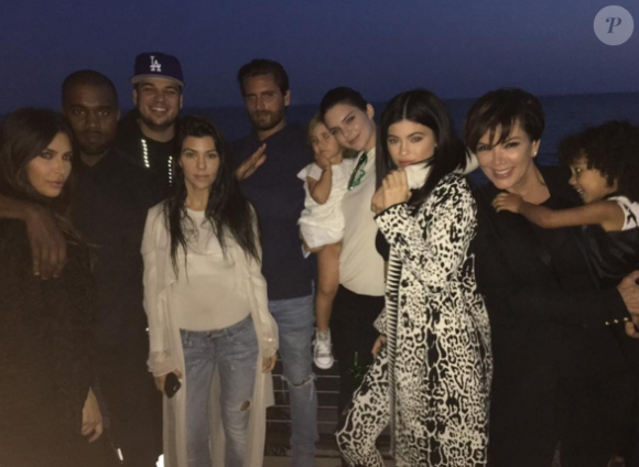 Kim Kardashian, son mari Kanye West et leur fille North avec Kourtney et son ex Scott Disick ainsi que Kendall et Kylie Jenner et la matriarche du clan Kris Jenner célèbrent l'anniversaire de Rob Kardashian en famille. Photo publiée sur Instagram, le 19 mars 2016.