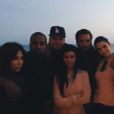 Kim Kardashian, son mari Kanye West, Kourtney et son ex Scott Disick ainsi que Kendall et Kylie Jenner célèbrent l'anniversaire de Rob Kardashian en famille. Photo publiée sur Instagram, le 19 mars 2016.