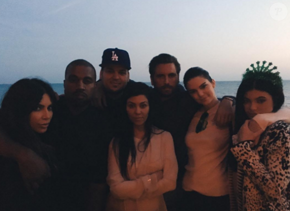 Kim Kardashian, son mari Kanye West, Kourtney et son ex Scott Disick ainsi que Kendall et Kylie Jenner célèbrent l'anniversaire de Rob Kardashian en famille. Photo publiée sur Instagram, le 19 mars 2016.