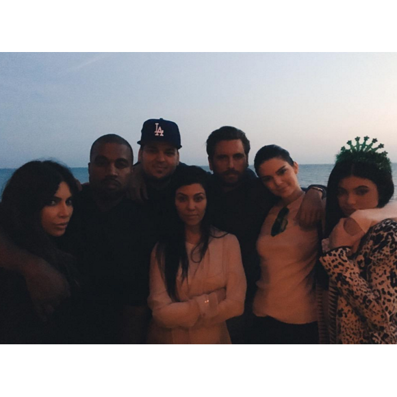 Kim Kardashian, son mari Kanye West, Kourtney et son ex Scott Disick ainsi que Kendall et Kylie Jenner célèbrent l'anniversaire de Rob Kardashian en famille. Photo publiée sur Instagram, le 19 mars 2016.