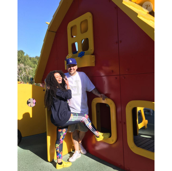 Rob Kardashian fête son anniversaire avec son amoureuse Blac Chyna chez Legoland. Photo publiée sur Instagram, le 17 mars 2016.