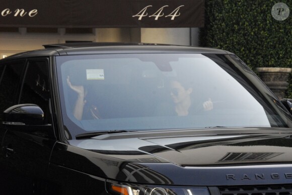 Kim Kardashian et Kendall Jenner sortent d' un salon de coiffure à Los Angeles Le 18 Mars 2016
