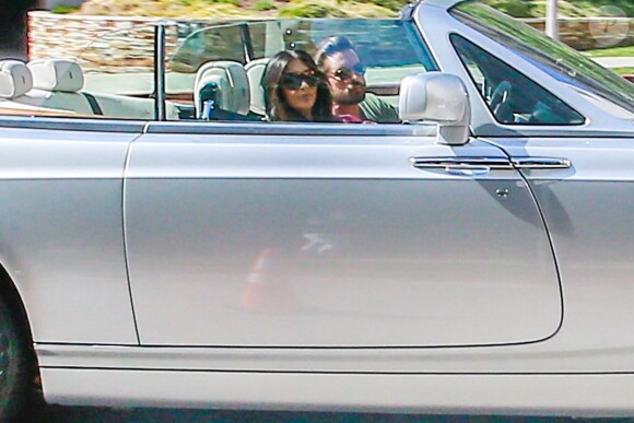 Kim Kardashian et Scott Disick se promènent en voiture dans la nouvelle Rolls Royce de Scott à Los Angeles le 18 Mars 2016.
